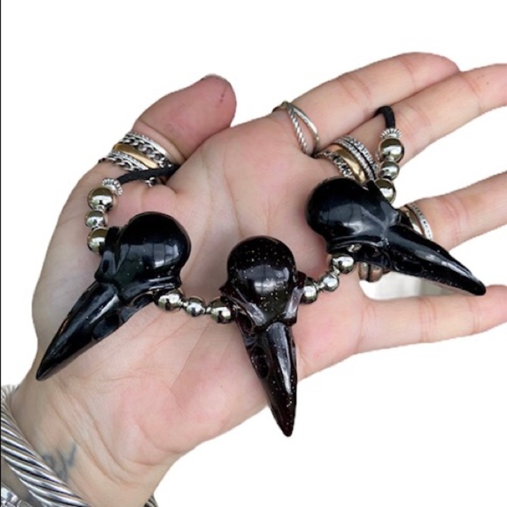 Black & red resin raven skull black suede necklace - Picture 2 of 10